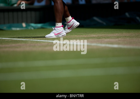 28. Juni 2010: Serena Williams (USA) [1] V Maria Sharapova (RUS) {1}.  Internationale Tennisturnier von Wimbledon statt, bei der alle E Stockfoto