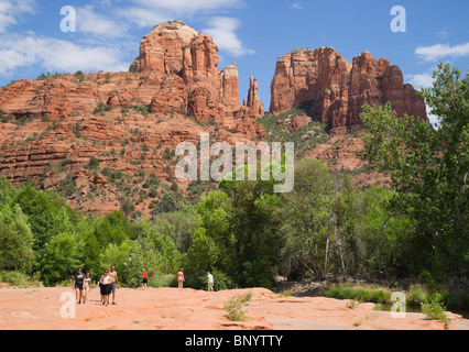 Sedona, Arizona - Cathedral Rock aus Sandstein Schwemmebene des Oak Creek, bei rot rot Crossing, mit Touristen gesehen. Stockfoto