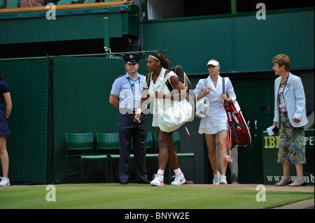 28. Juni 2010: Serena Williams (USA) [1] V Maria Sharapova (RUS) {1}. Internationales Tennisturnier in Wimbledon statt bei den All England Lawn Tennis Club, London, England. Stockfoto