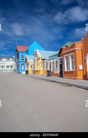 Afrika, Namibia, Lüderitz. Bunte deutsche Stil Häuser entlang der Berg Street. Stockfoto