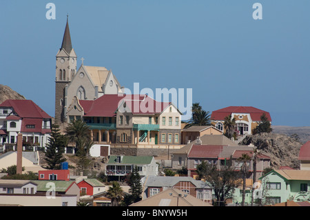 Afrika, Namibia, Lüderitz. Stadtübersicht mit Neo-gotischen evangelisch-lutherischen Felsenkirche (Kirche) in der Ferne. Stockfoto