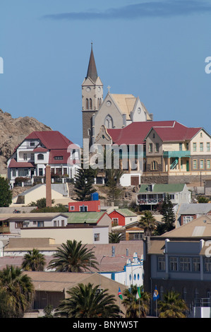 Afrika, Namibia, Lüderitz. Stadtübersicht mit Neo-gotischen evangelisch-lutherischen Felsenkirche (Kirche) in der Ferne. Stockfoto