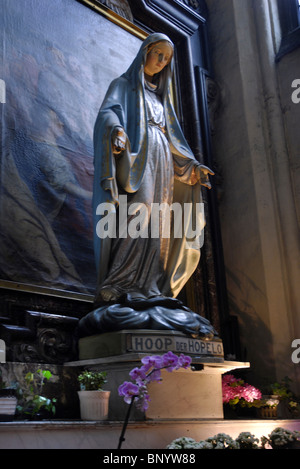 Statue in der Church of Our Lady (Onze Lieve Vrouwekerk), Brügge, Belgien Stockfoto