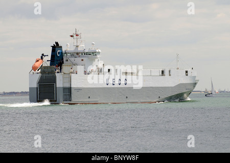 MV Autoprogress Roro Fahrzeug tragende Schiff Flotte Mitglied der UECC Reederei gesehen auf Southampton Wasser England UK Stockfoto