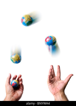 Konzeptbild über Jongleur der Erde, isoliert auf einem weißen Hintergrund. Stockfoto