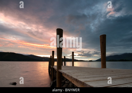 Steg am See Derwentwater im Lake District bei Sonnenuntergang Stockfoto