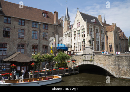 Brügge Belgien Europa EU die Statue des Hl. Johannes auf Brücke des St. Johannes von Nepomuk über den Fluss Dijver Stockfoto