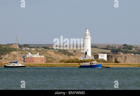 Der Leuchtturm von East Wing von Hurst Castle mit einem Hintergrund von den Klippen auf der Isle Of Wight. Über Keyhaven See gesehen Stockfoto