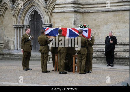 Militärischen Beerdigung Sarg von Major Josh Bowman getötet in Afganistan durch Kameraden aus Salisbury Kathedrale Wiltshire E Stockfoto