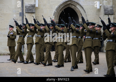 Militärische Entlassung Partei vorzubereiten abfeuern eine Kundgebung der Aufnahmen Regiment 4. Bataillon Gewehre außerhalb Salisbury Kathedrale Wiltshire UK Stockfoto