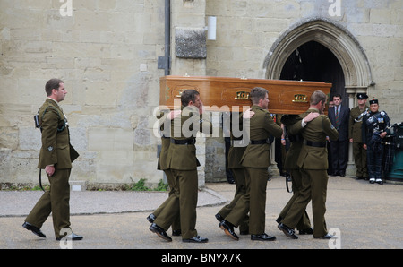 Militärischen Beerdigung von Major Josh Bowman getötet in Afghanistan die Anschluß-Markierungsfahne, seine Kappe & Medaillen, die aus dem Sarg entfernt wurde Stockfoto