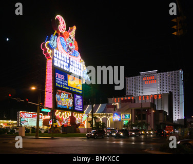 Las Vegas USA - Circus Circus Hotel-Casino resort Leuchtreklame auf dem Strip mit Hotel und Verkehr. Stockfoto