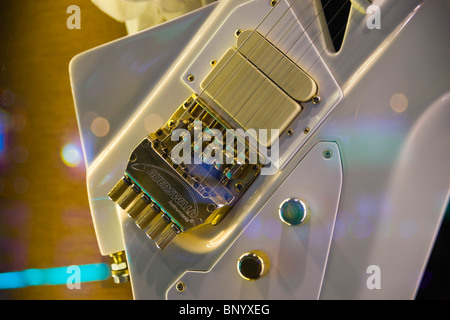 Auerswald spezielle e-Gitarre mit Präzision Brücke, EMG Pickups für Prince gemacht. Hard Rock Hotel Ausstellung. Detail der Brücke. Stockfoto