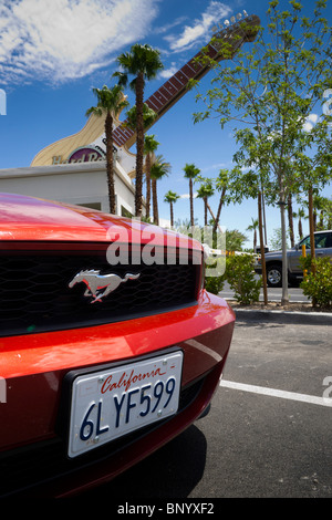 Las Vegas USA - roten Ford Mustang-Auto im Parkplatz des Hard Rock Hotel. Stockfoto