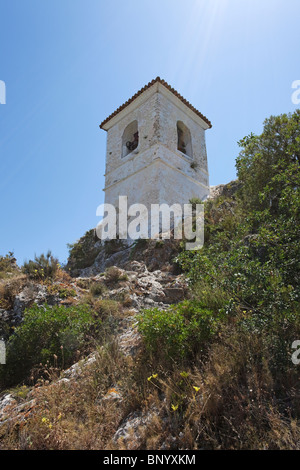 Sonnenstrahlen auf die Bell Tower von Castell d'Alcozaiba. Stockfoto