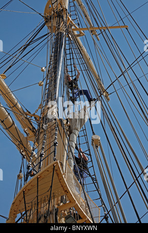 Neuen Kadetten betreten das Rigg des dänischen Trainings Schiff MS Danmark im Hafen von Kopenhagen vor ihrer Ausbildung-Kreuzfahrt. Stockfoto