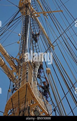 Neuen Kadetten betreten das Rigg des dänischen Trainings Schiff MS Danmark im Hafen von Kopenhagen vor ihrer Ausbildung-Kreuzfahrt Stockfoto