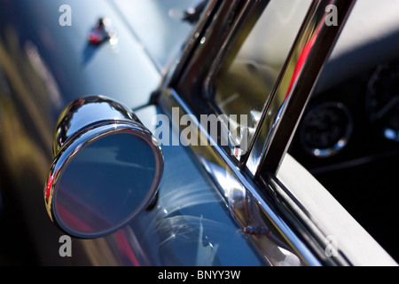 Sportliches Chrom Rückspiegel auf blauen Oldtimer roadster Stockfoto