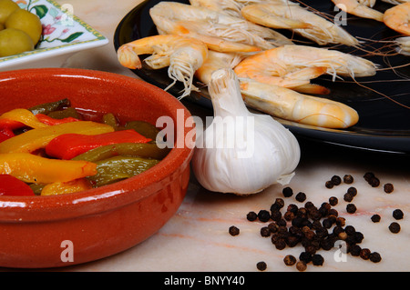 Tapas, grüne Oliven, Mixed Paprika in Olivenöl, Riesengarnelen, Spanien. Stockfoto