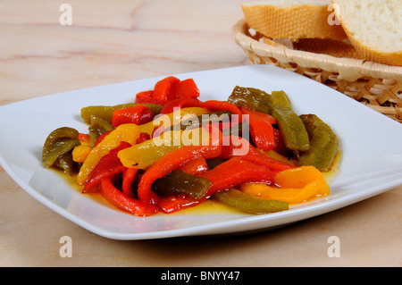 Tapas, gemischte Paprika in Olivenöl, Spanien, Westeuropa. Stockfoto