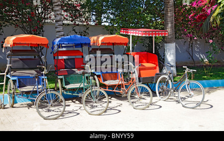 Vier Fahrrad Rikschas für Kunden außerhalb der Victory Hotel in Toliara Tulear aka fka Tulear, Atsimo Andrefana, Süd-westen Madagaskar warten Stockfoto