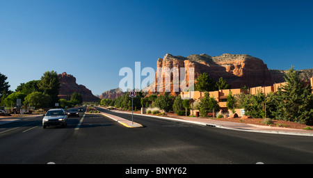 Sedona Arizona - Highway 179 im Oak Creek Village südlich von Sedona, mit Bell Rock und Gerichtsgebäude Butte Stockfoto