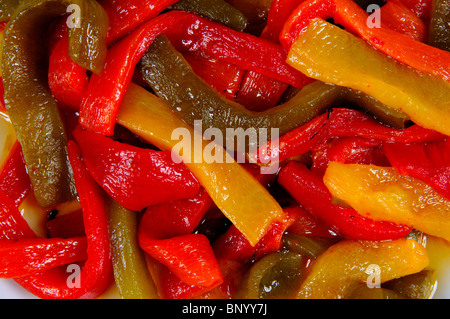 Tapas, gemischte Paprika in Olivenöl, Mijas Costa, Costa Del Sol, Provinz Malaga, Andalusien, Südspanien, Westeuropa. Stockfoto