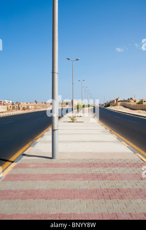 Zweispurige Schnellstraße Straße in einer Wüstenstadt Stockfoto