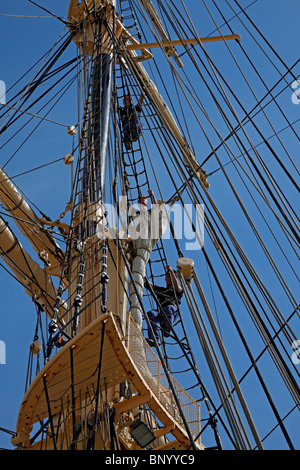 Neuen Kadetten betreten das Rigg des dänischen Trainings Schiff MS Danmark im Hafen von Kopenhagen vor ihrer Ausbildung-Kreuzfahrt. Stockfoto