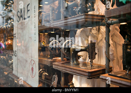 Antike Nähmaschinen auf dem Display in einem Schaufenster in Brighton Stockfoto