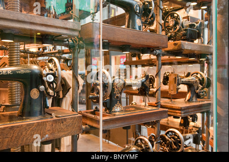 Antike Nähmaschinen auf dem Display in einem Schaufenster in Brighton Stockfoto