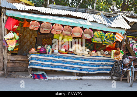 Abschaltdruck Verkauf raffia Hüte und Körbe in den Markt, aka Toliara Tulear, fka Tulear, Atsimo Andrefana, süd-west Maagascar. Stockfoto