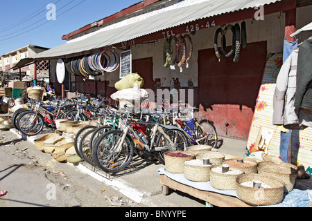 Straße Stände, Getreide aus raffia Körbe und Fahrräder auf dem Markt in Toliara aka Tulear, Atsimo Andrefana, Süd-westen Madagaskar Stockfoto