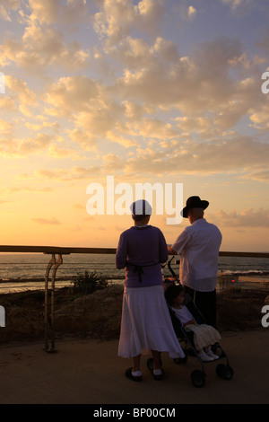 Israel, Tel Aviv-Yafo, Tashlich-Zeremonie im Ha'atzmaut Park am Meer Stockfoto