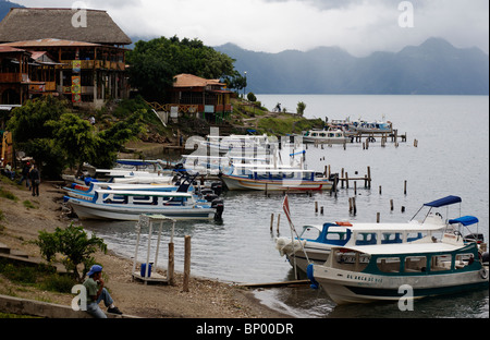 Die Bootsanlegestelle am Panajachel am Ufer des Lake Atitlan in Guatemala Stockfoto