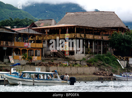 Die Bootsanlegestelle am Panajachel am Ufer des Lake Atitlan in Guatemala Stockfoto