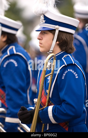 Ein Teenager im Alter von Bandmitglied mit Posaune an der La Habra Mais Festival parade Stockfoto