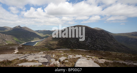 Panoramablick vom Slieve Binian in Richtung der Silent Valley Reservoir, Mourne Mountains, County Down, Nordirland, Vereinigtes Königreich Stockfoto