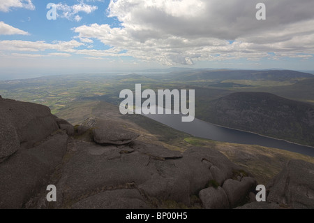 Blick vom Slieve Binian in Richtung der Silent Valley Reservoir, Mourne Mountains, County Down, Nordirland, Vereinigtes Königreich Stockfoto