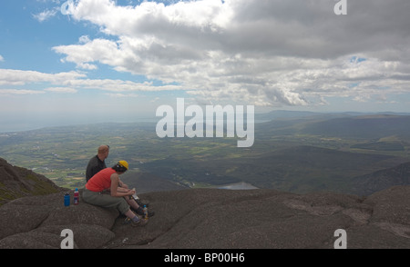 Wanderer genießen Aussicht vom Slieve Binian, Mourne Mountains, County Down, Nordirland, Vereinigtes Königreich Stockfoto