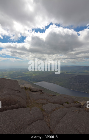 Blick vom Slieve Binian in Richtung der Silent Valley Reservoir, Mourne Mountains, County Down, Nordirland, Vereinigtes Königreich Stockfoto