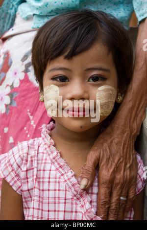 alte Frau Arm und klein Maedchen neben Tempel von Bagan, Myanmar Stockfoto