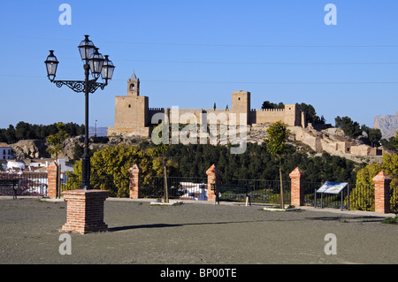 Burg mit Laternenpfahl in der Vordergrund, Antequera, Provinz Malaga, Andalusien, Spanien, Westeuropa. Stockfoto