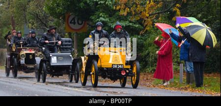Teilnehmer die von London nach Brighton veteran Richtung Brighton im strömenden Regen. Bild von James Boardman. Stockfoto