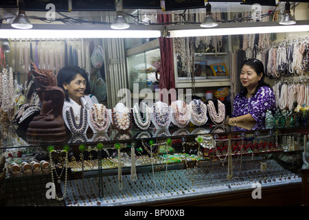 Perlenketten an Bogyoke Aung San Market, ehemals Scotts Market, Yangon, Mmanmar Stockfoto