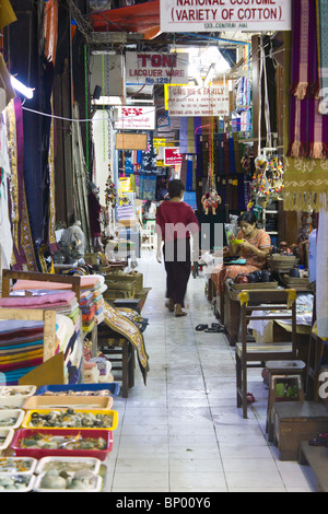 Stände in Bogyoke Aung San-Markt, ehemals Scotts Market, Yangon, Mmanmar Stockfoto