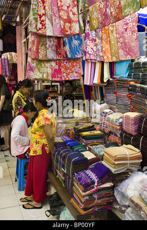 Textil-Stall an Bogyoke Aung San-Markt, ehemals Scotts Market, Yangon, Mmanmar Stockfoto