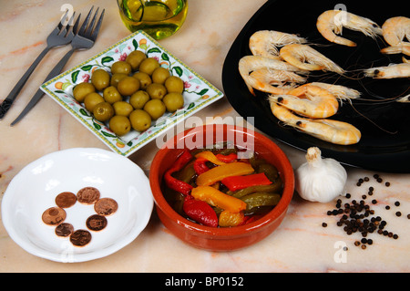 Tapas, grüne Oliven, gemischte Paprika in Olivenöl Öl, König Garnelen, Mijas Costa, Costa del Sol, Andalusien, Spanien, Westeuropa. Stockfoto