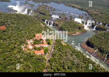 Luftaufnahme von Iguaçu-Wasserfälle, mit Regenbogen, Nationalpark Iguazú, Argentinien und Brasilien Stockfoto