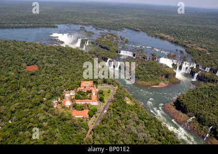 Luftaufnahme von Iguaçu-Wasserfälle, mit Regenbogen, Nationalpark Iguazú, Argentinien und Brasilien Stockfoto